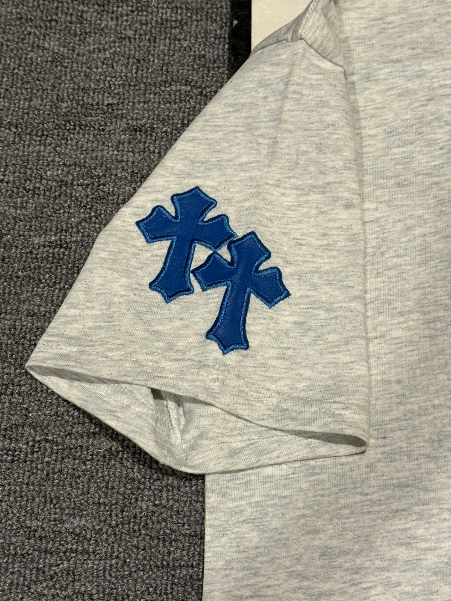 【 Tee】 logo T ， Quality 2023 New Arrival T ， 、 、1:1 ， ， 。 ✅Chrome Hearts “ 、 ， Richard Stark 。 ！ ， ，23SS T ， ！ ， Chrome Hearts 、 logo…… ， ， ， ， ！ colors：Black✔️ Gray✔️ : Gray Black Size: S M L XL